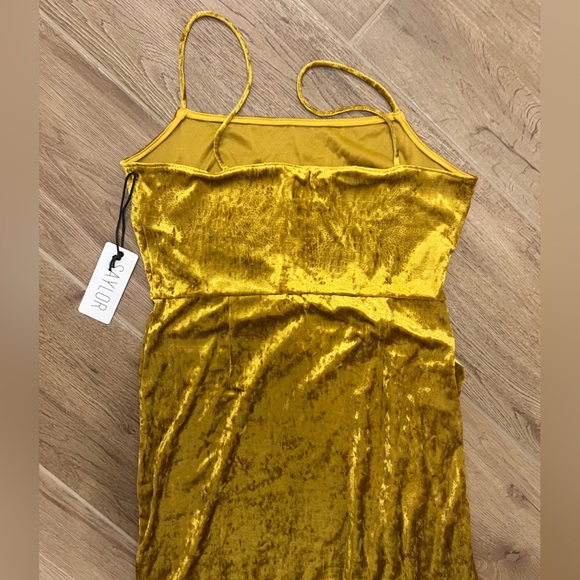 NWT Saylor Cyndey Elegant Gold Velvet Midi Dress - Medium - yellow - Picture 5 of 6